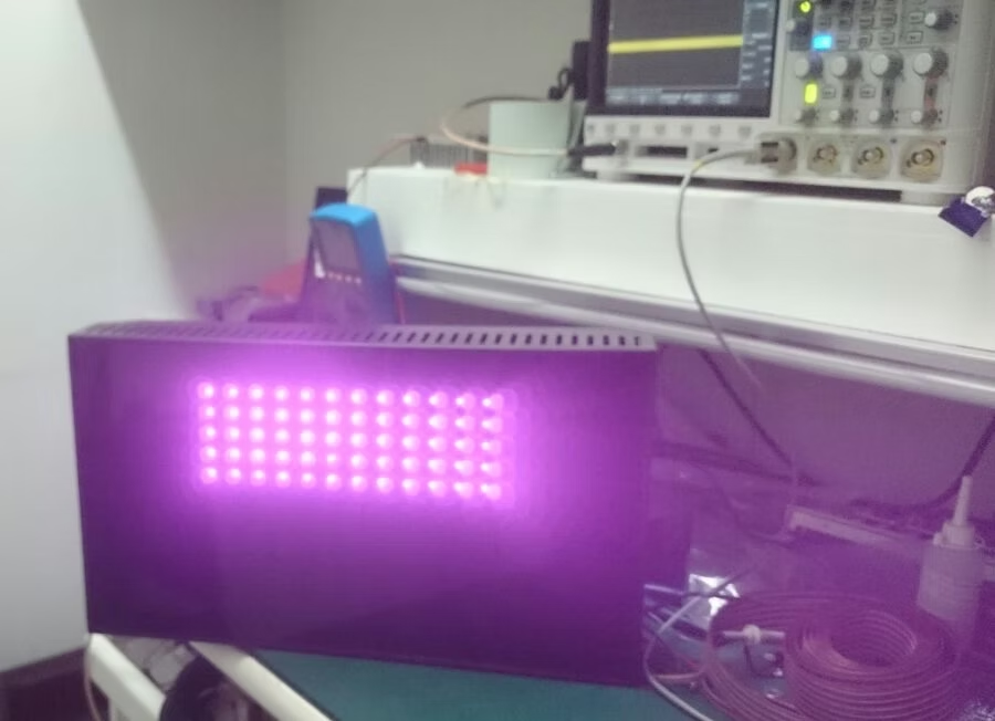 Painel infravermelho ligado emitindo luz